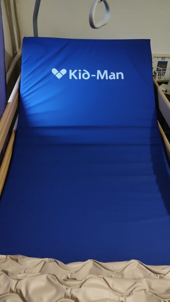 Pat ergonomic ingrijit batrani cu telecomanda, nou.